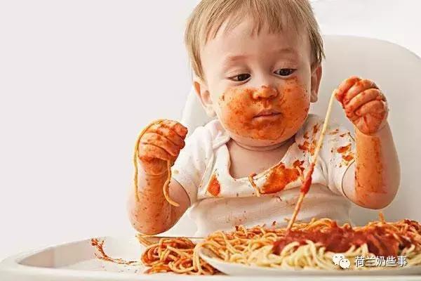 三岁的宝宝要让他自己吃饭吗,3岁孩子吃饭该喂吗