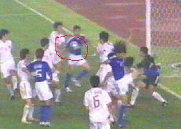 足球用脚还是手,足球是用脚踢得