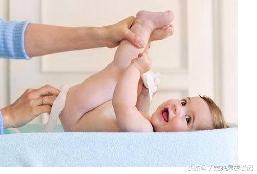 宝宝尿布裤换法,换脏尿布的正确方法