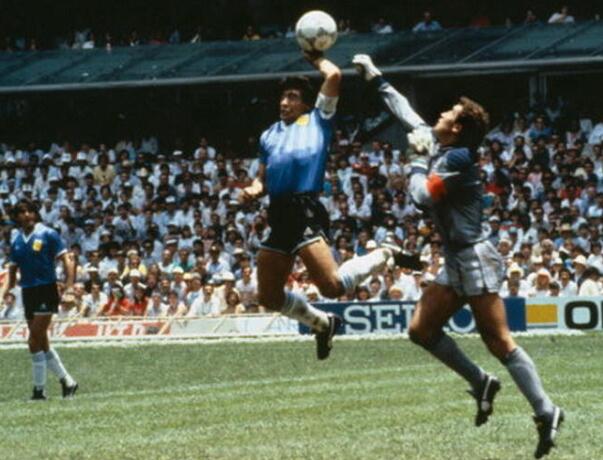 足球用脚还是手,足球是用脚踢得