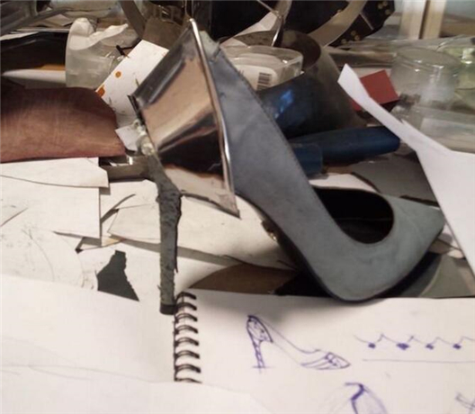 高跟鞋尖头被狗咬坏了怎么补,高跟鞋被狗狗咬了能修复吗