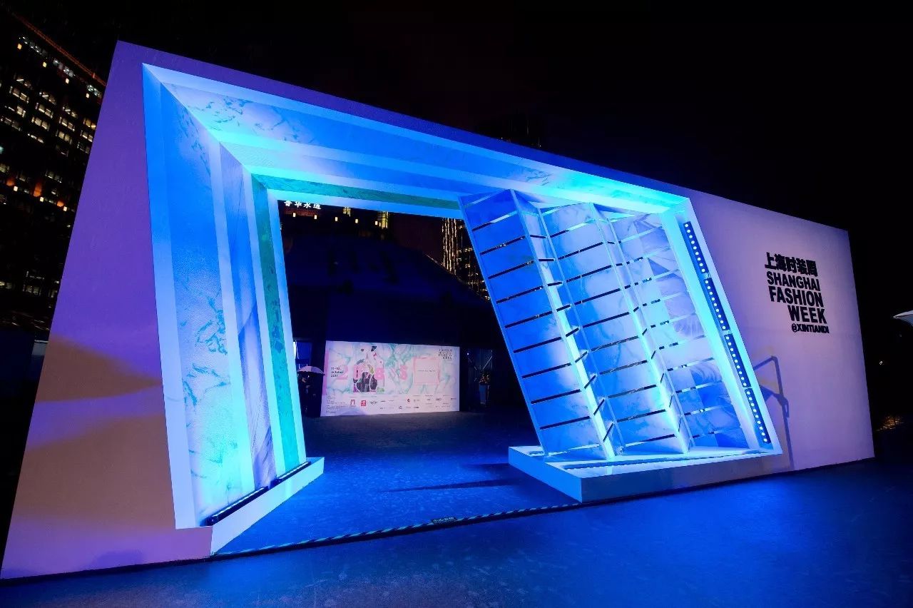 我以为必胜客的秀上全是行走的披萨，没想到却被美到……