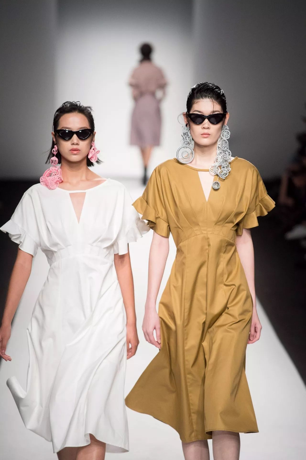 我以为必胜客的秀上全是行走的披萨，没想到却被美到……