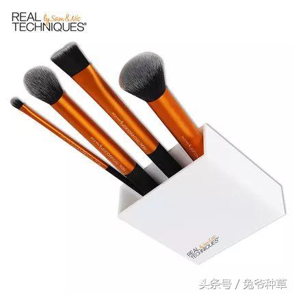 涂抹粉底最好使用化妆刷,化妆刷粉底有刷痕