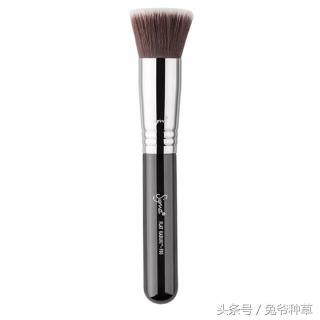 涂抹粉底最好使用化妆刷,化妆刷粉底有刷痕