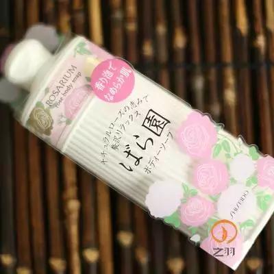 散发女性魅力的护理产品,玫瑰香味护肤品