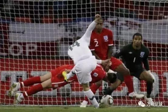 足球球场上的感人瞬间,球场上的感人瞬间放弃射门