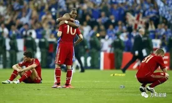 足球球场上的感人瞬间,球场上的感人瞬间放弃射门