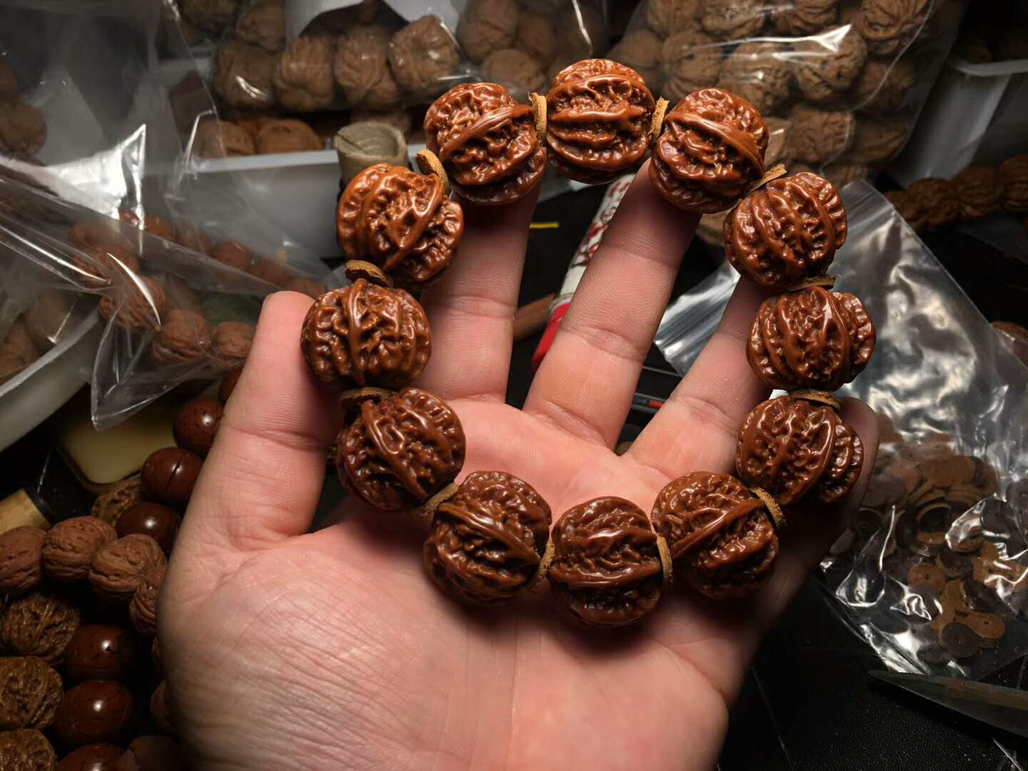 怎么挑选一串极品野生小核桃手串,野生核桃和普通核桃手串