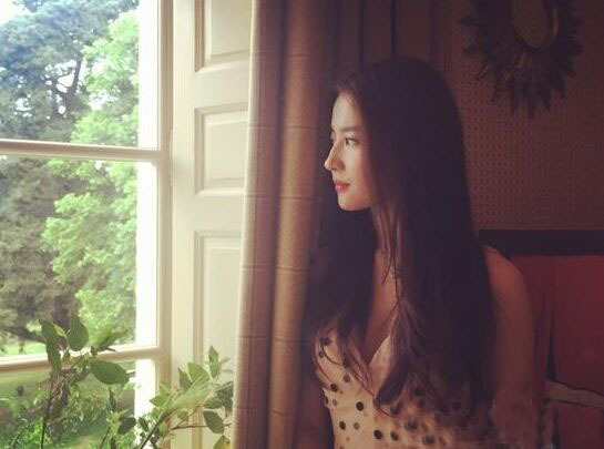 刘诗诗刘亦菲五官比较,刘诗诗刘亦菲肩膀对比