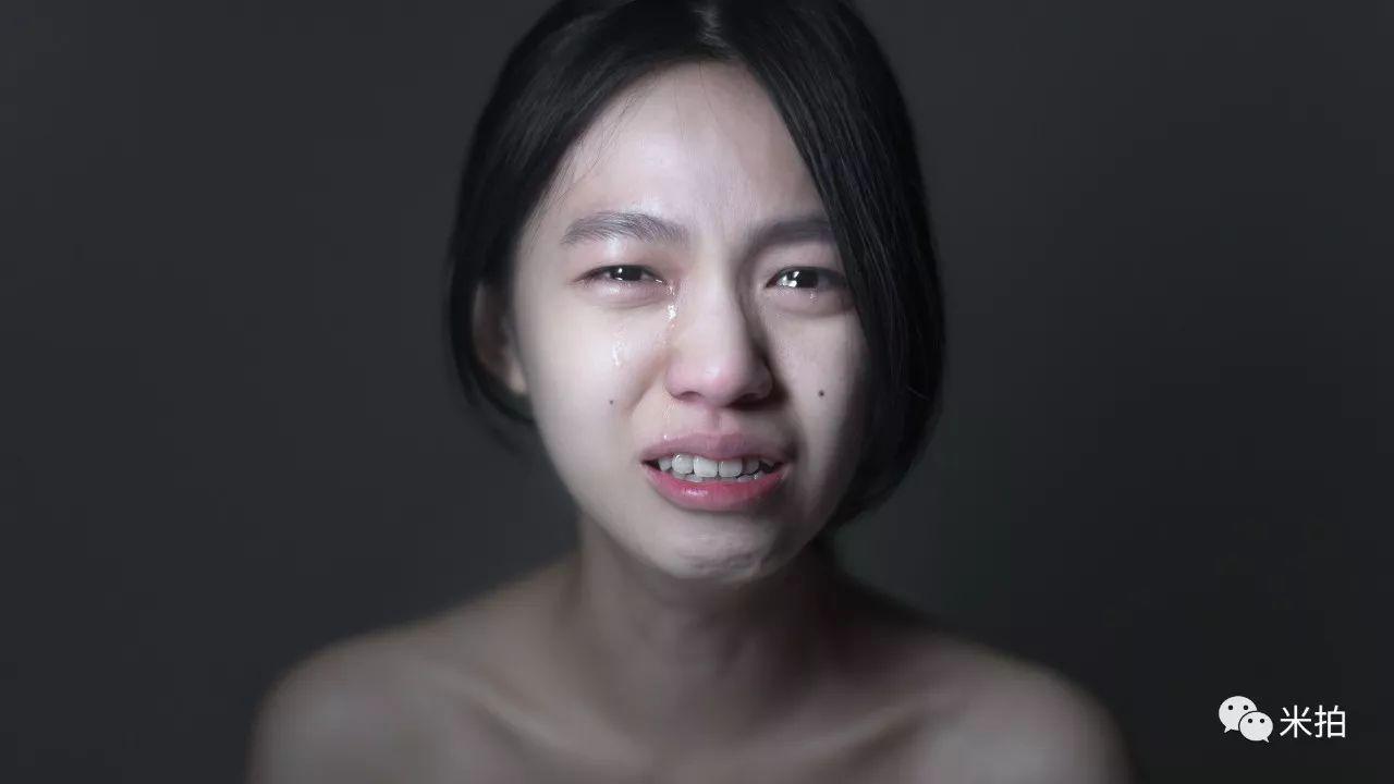 他把500个女孩惹哭了，然后拍了张照