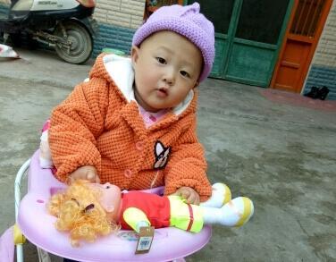 小女孩是个脑瘫,八个月宝宝脑瘫有哪些症状