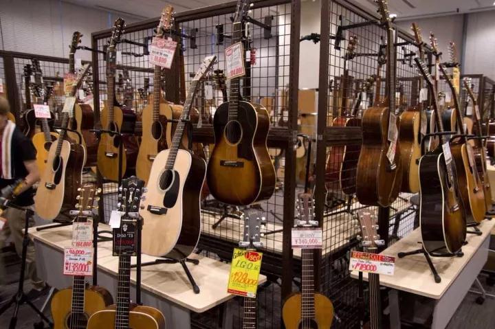 鏃ユ湰浜屾墜鍚変粬鐞磋,涓滀含鍚変粬鐞磋