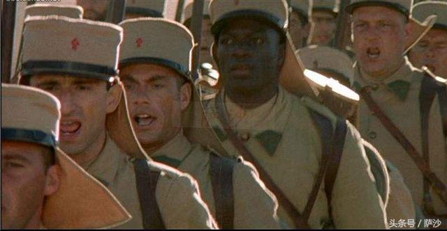 为什么日本鬼子帽上有两个布帘,日本鬼子帽子为啥戴两片布