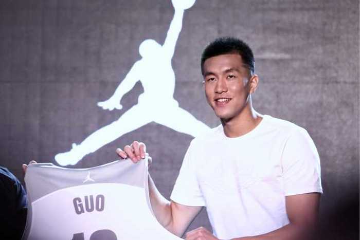 cba郭艾伦转会了吗,cba郭艾伦詹姆斯