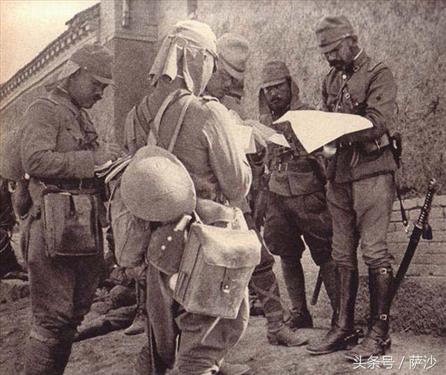 为什么日本鬼子帽上有两个布帘,日本鬼子帽子为啥戴两片布