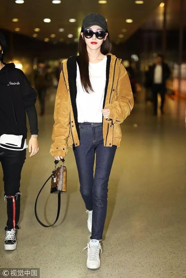 唐嫣机场西装,唐嫣雅莹卫衣