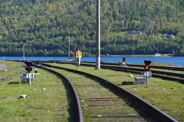 坐火车穿越俄罗斯西伯利亚,欧洲火车途经小镇