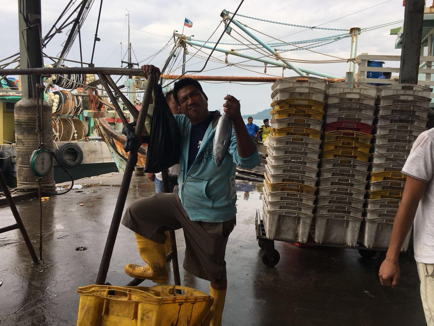 在马来西亚的沙巴码头，中国女生很受欢迎