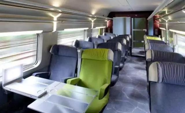 火车沿途风景绝美,火车靠窗的沿途的风景