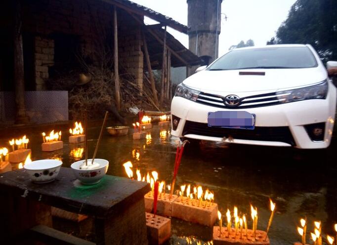 小伙提新车回乡村，祭车全进程，憨厚的一家人让人仰慕！