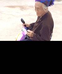 看见他们这样，最好的办法就是拿起砖头进攻