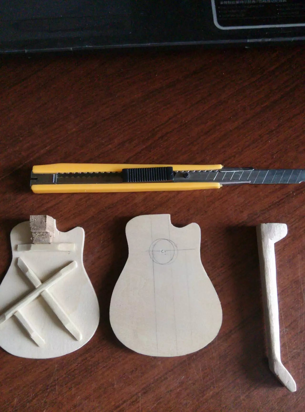 用纸做小吉他,怎么做一把简易的吉他