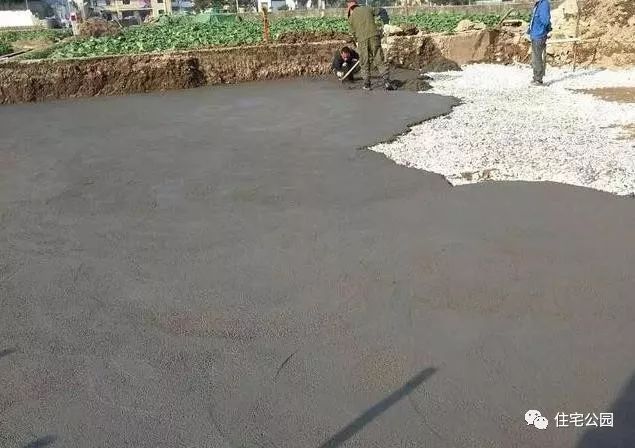 冬天0-10度混凝土要浇水养护吗,冬天混凝土浇筑24小时后要浇水吗