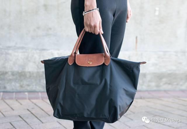 背lv包包的女孩视频,年轻女孩背lv是不是老气