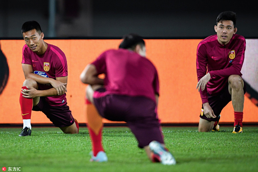 国足王大雷出场观众,王大雷手抛球吓坏里皮