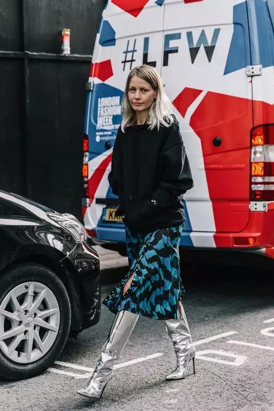 羽绒服裙子这样穿时髦大气又简单,穿什么连衣裙套长款羽绒服好看