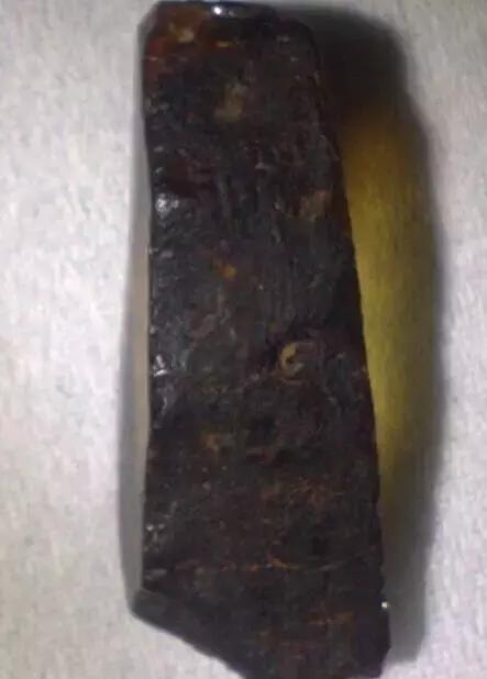 藏区老蜜蜡极品鸡油黄,鸡油老蜜蜡用紫光灯打是什么颜色