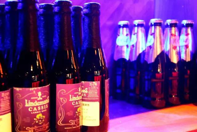 纸牌屋里的烤肋排来南京了！但要坐在公路上吃你敢不敢？！