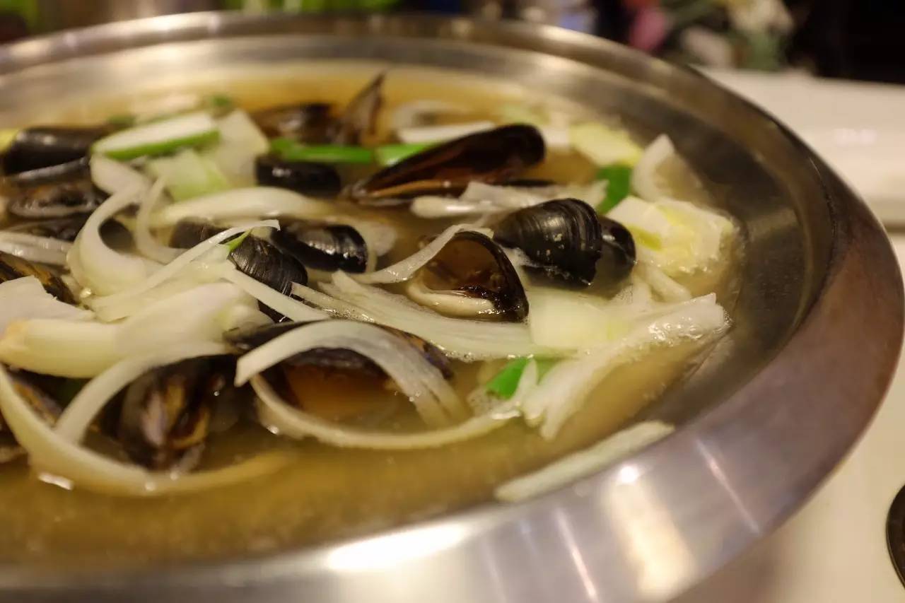 韩国街拍高清时装秀,韩国时装周街拍情侣