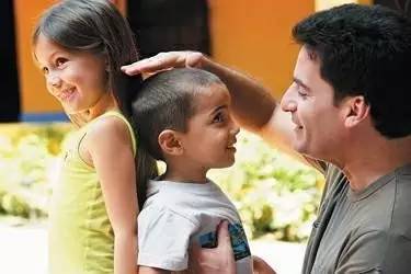 孩子9岁前每年长高低于5厘米须警惕小孩偏矮小怎么办？