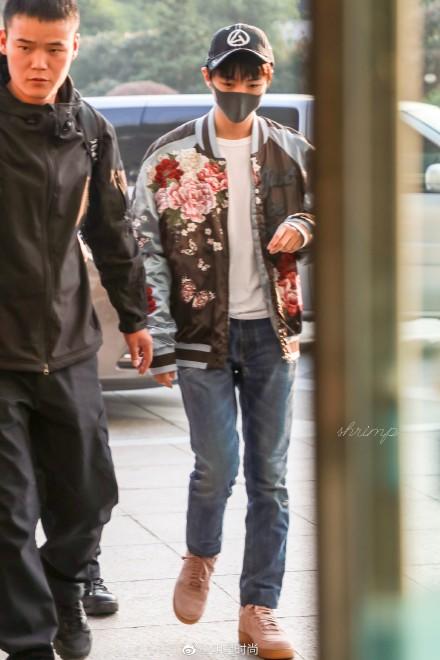 王俊凯王源易烊千玺同款卫衣开箱,王俊凯王源易烊千玺同款视频