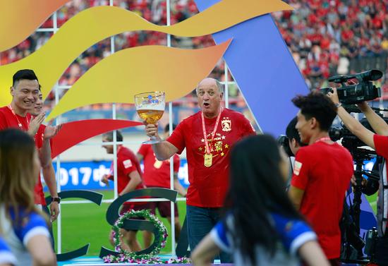 在中国踢球，你不光要头球好数学棒酒量大，还得身高过185