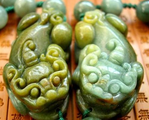 佩戴翡翠貔貅好还是和田玉貔貅好,佩戴朱砂貔貅需要给貔貅开眼吗