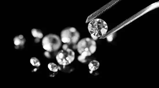 准备结婚了用半年时间挑选钻戒,95后都开始挑钻戒