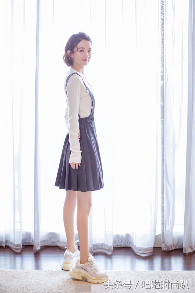 赵丽颖机场同款白色运动鞋,赵丽颖穿高帮鞋子