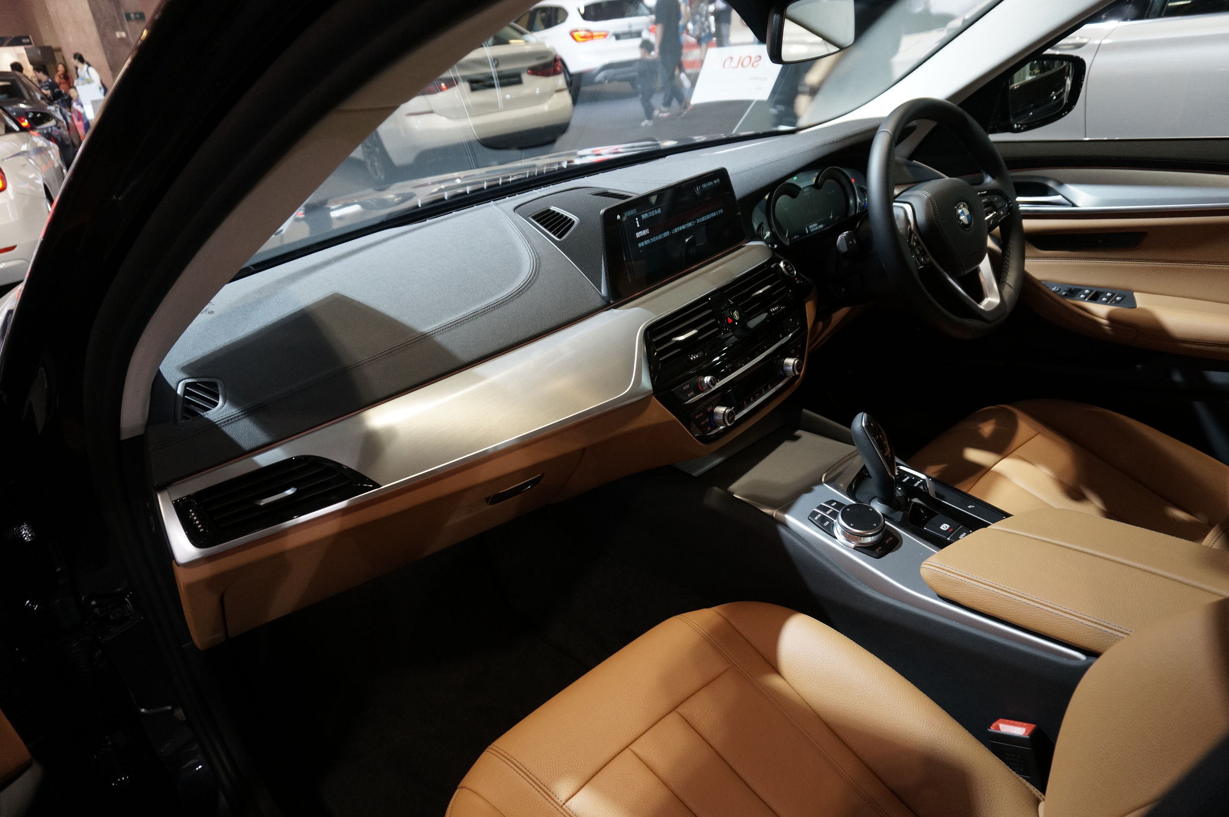 新款宝马标准轴距和长轴距的区别,新款进口宝马520i报价