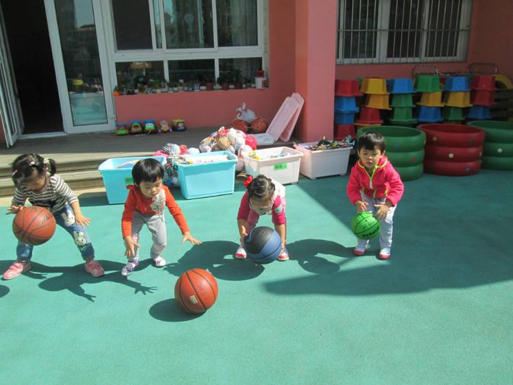 幼儿园小班小球创意游戏,幼儿园皮球的玩法