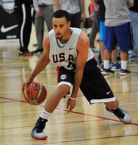 库里的进攻招式之一:把后撤步变成“小碎步”用来欺骗防守人!