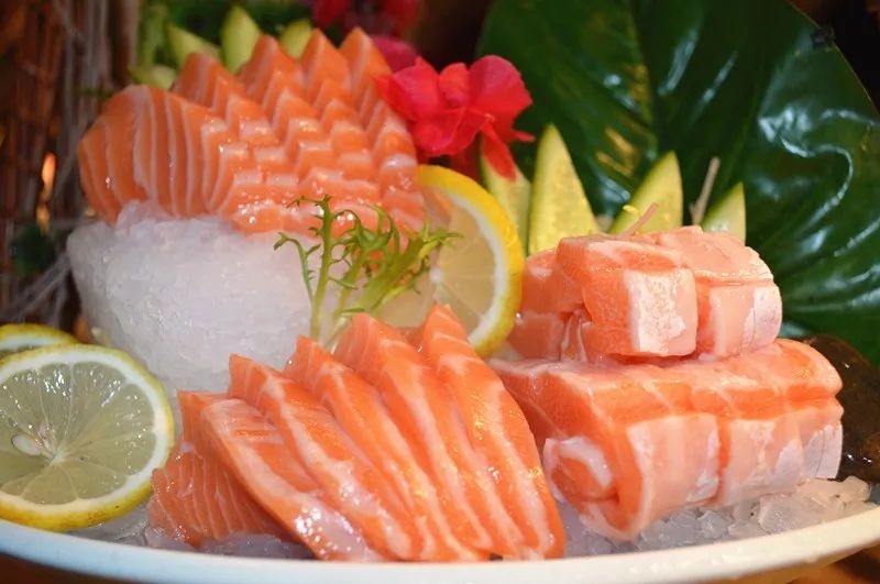 好吃的美食推荐三文鱼,红魔虾甜虾三文鱼刺身自助济南