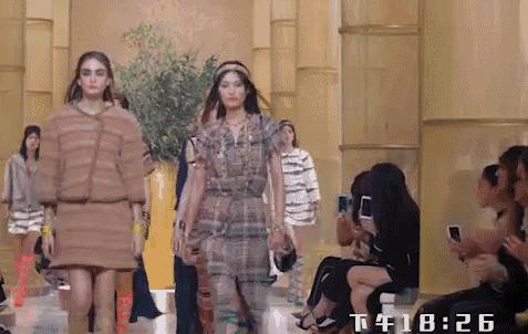 我们闯入了刘诗诗的房间“看看你出门前都在做什么?”