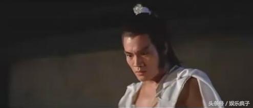 13岁习武,跑了三十多年龙套,如今在美国被金发女郎献吻演主角