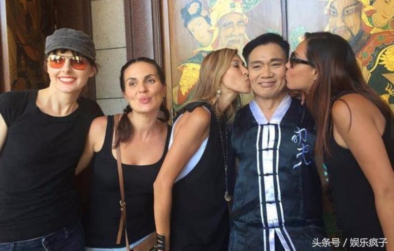 13岁习武，跑了三十多年龙套，如今在美国被金发女郎献吻演主角