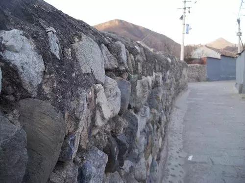 京西深山中的古村落苇子水村,京西无人居住的古村落