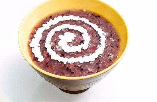 边走边吃串串,边走边吃菠萝