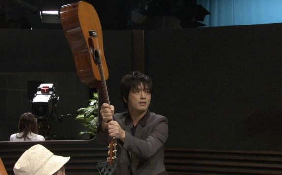 怎么样把吉他弹崩,吉他的音色会越来越差吗